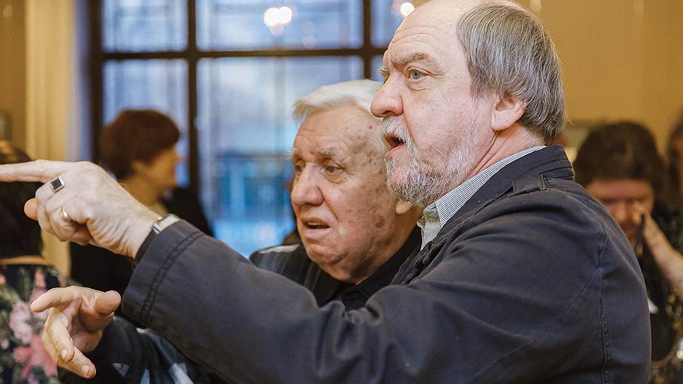Скульпторы, народные художники России Юрий Гришко (слева) и Александр Вагнер 
на выставке «Юрий Ларин. Реальности пространственного света»