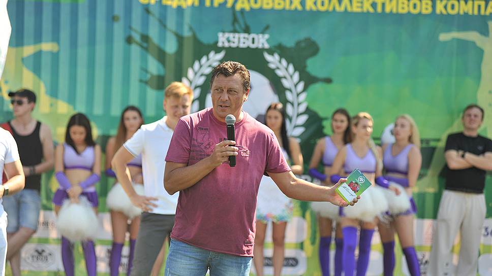 
Валерий Шмаров пожелал всем праздничного настроения и красивого футбола.