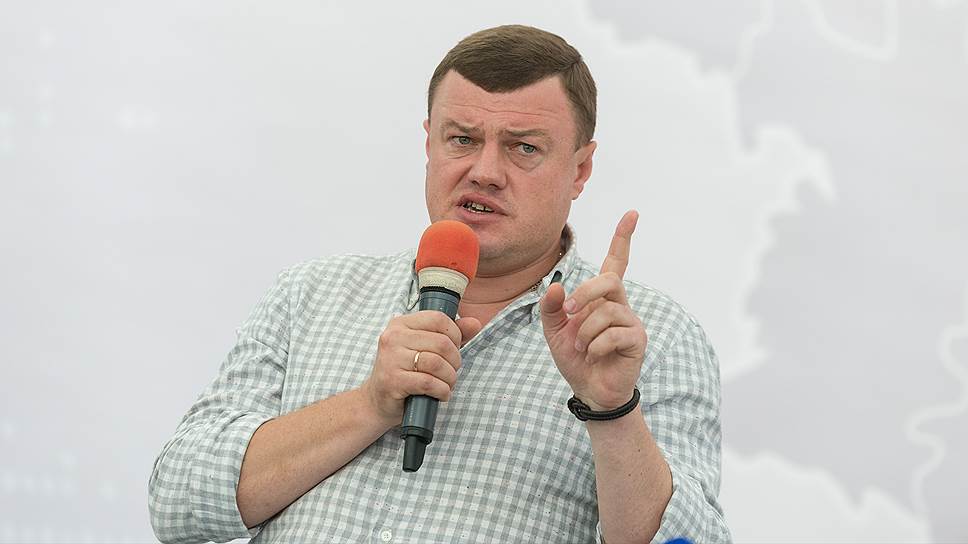 Губернатор прокомментировал жалобы местных сторонников Алексея Навального на притеснения: «С моей стороны никакой попытки стерилизовать ситуацию в политическом пространстве не было. Прихожу к выводу, что им нужен скандал. Не просто локального уровня. А такого, чтобы &quot;попестрить&quot; в федеральной прессе. Не очень получается, кстати. Мы никому не мешаем. Если вы делаете по правилам, то делайте. Я не хочу комментировать идеи и лозунги этих людей, считаю их политическими проходимцами».