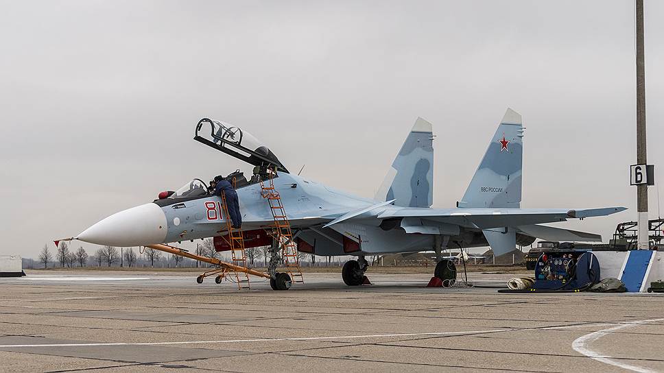 Рядом с ракетчиками под Курском обновляет свою технику истребительный авиаполк. На смену МиГ-29СМТ приходят еще более новые Су-30СМ