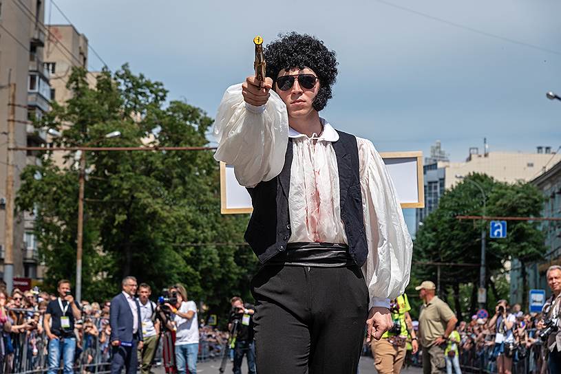 Театральный парад-дуэль &quot;Пушкинские игры&quot; в рамках Платоновского фестиваля прошел по улице Кирова.