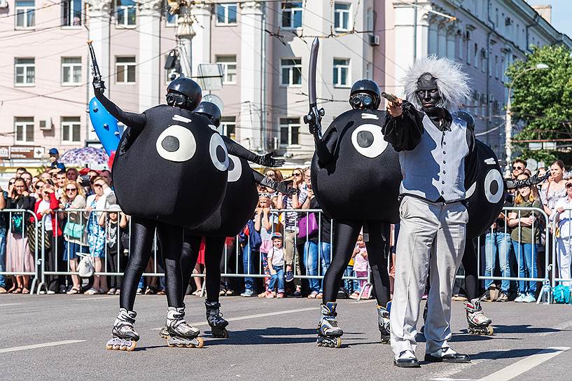 Театральный парад-дуэль &quot;Пушкинские игры&quot; в рамках Платоновского фестиваля прошел по улице Кирова.