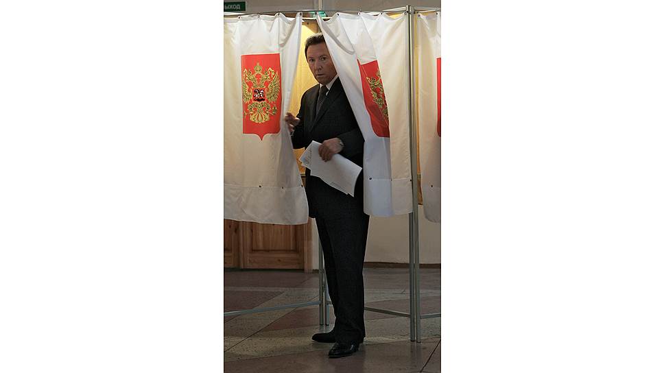 Губернатор Липецкой области Олег Королев 8 октября 2006 года на избирательном участке во время голосования.