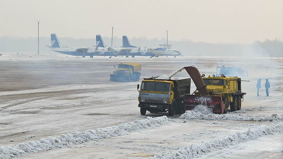 Архивное фото. Уборка снега с взлетно-посадочной полосы международного аэропорта Воронеж.