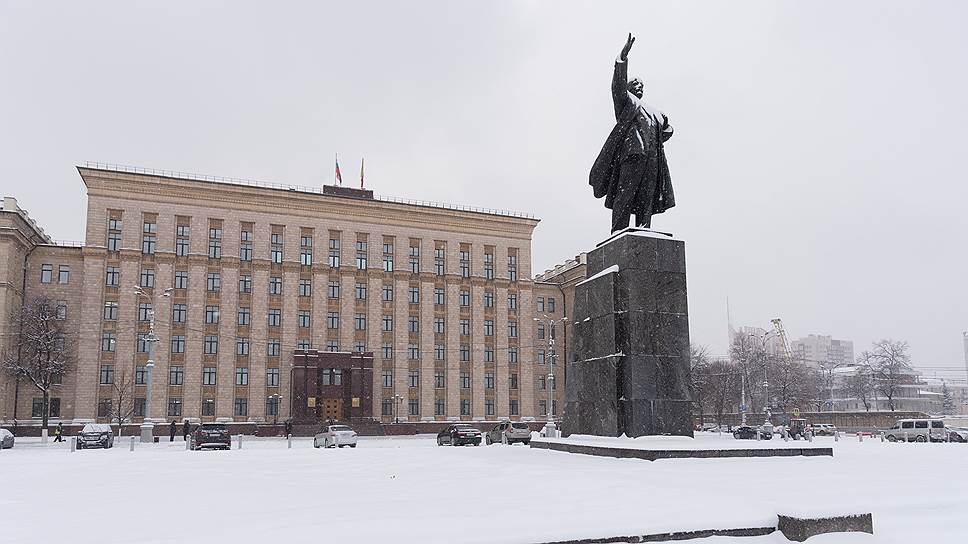 Статуя Владимира Ленина перед правительством Воронежской области на главной площади города после первого сильного снегопада