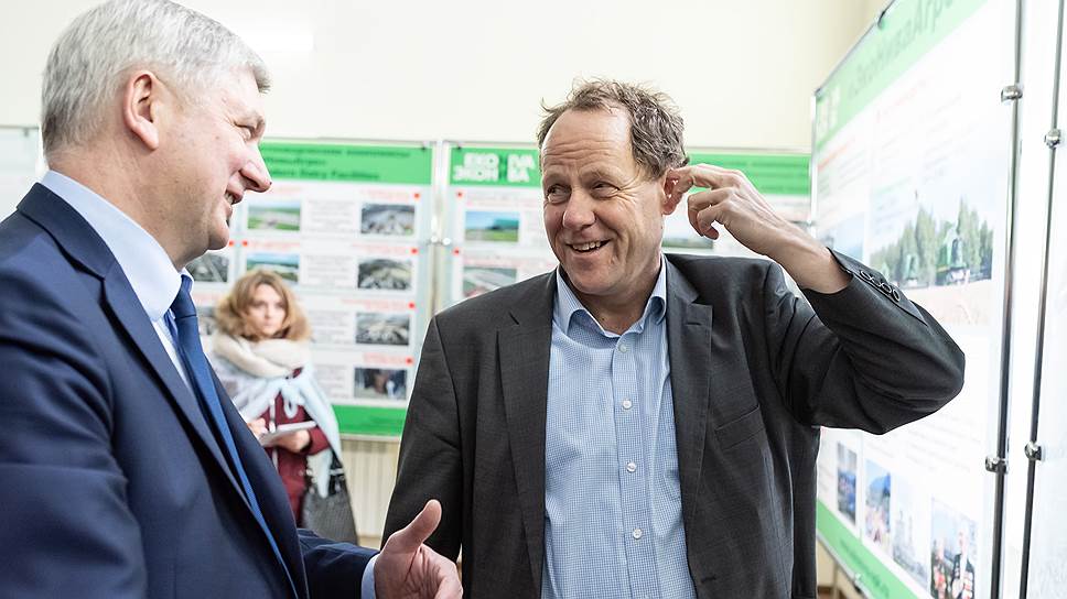 Губернатор Александр Гусев (cлева) позитивно встретил планы Штефана Дюрра при открытии молочного комплекса компании &quot;ЭкоНиваАгро&quot;.