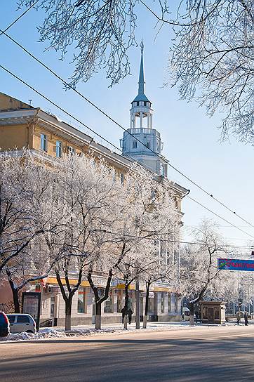 Вид на башню бывшего Дома профсоюзов от сквера у Воронежской оперы