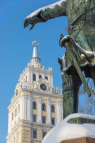 Вид на башню управления ЮВЖД от памятника императору Петру I
