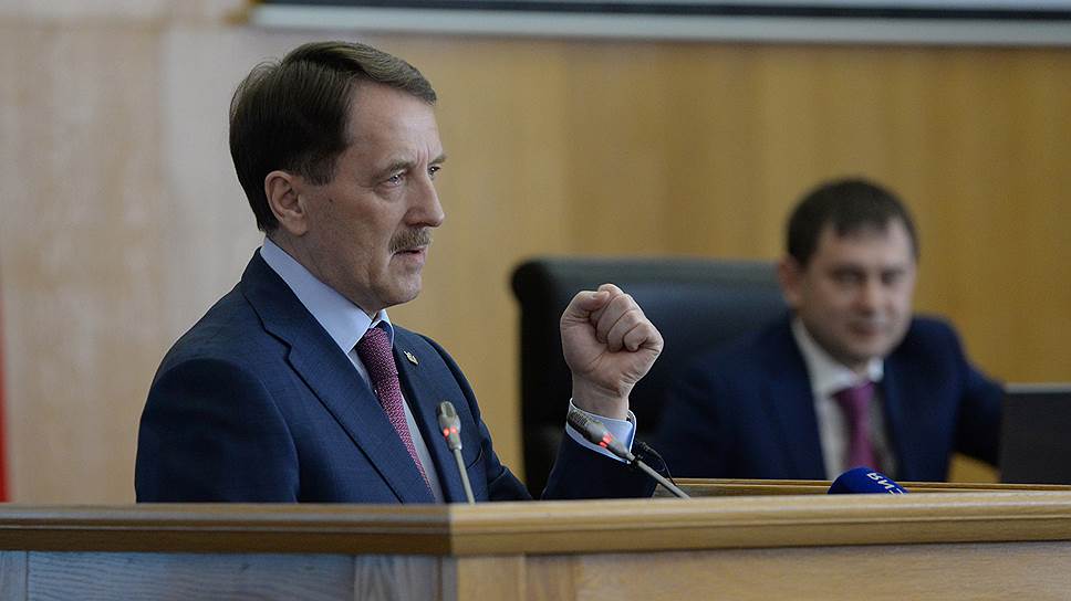 Губернатор Воронежской области Алексей Гордеев во время отчета о проделанной работе на заседании думы в апреле 2017 года
