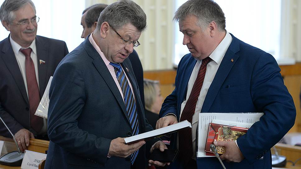 Депутаты облдумы Николай Гапоненко (слева) и Андрей Рогатнев весной 2017-го