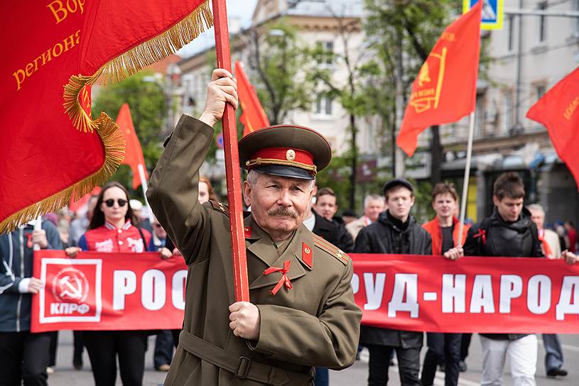Второй по количеству участников после «Единой России» была колонна коммунистов. Она шла последней из парламентских партий.