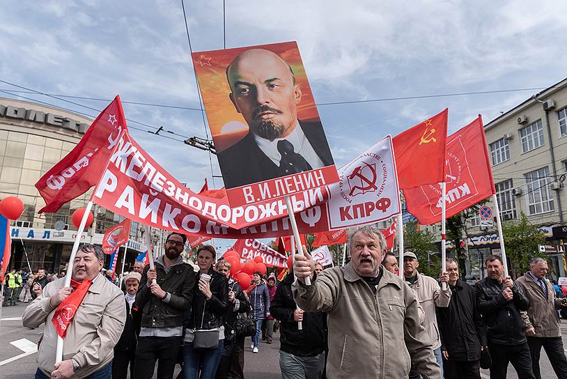 Коммунисты и их идеолог на первомайском шествии в Воронеже.