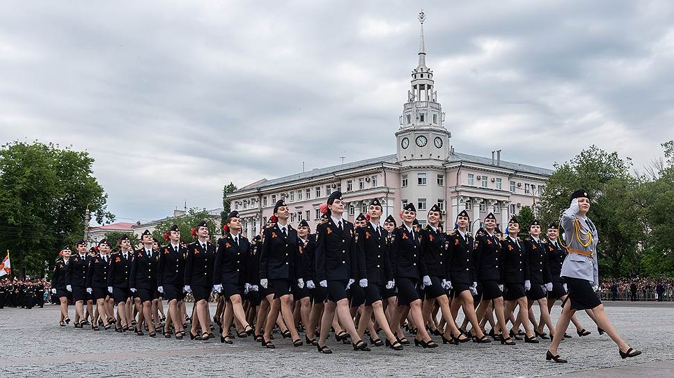 Традиционно по площади Ленина в составе парадных расчетов прошли девушки
