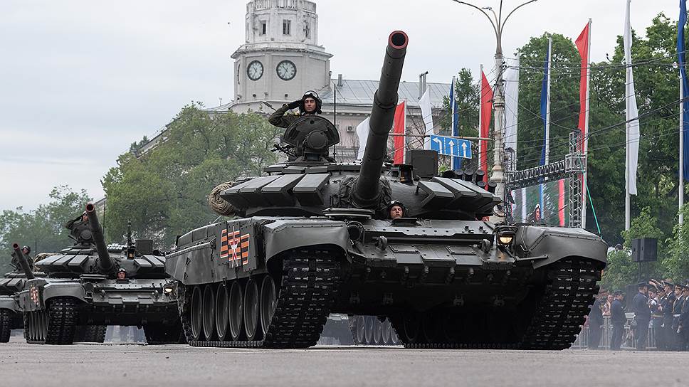 Танки Т-72Б3 на площади Ленина
