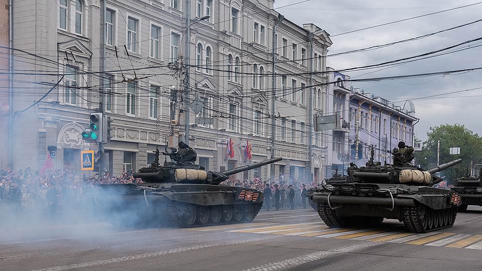 Танки Т-72Б3 покидают площадь Ленина