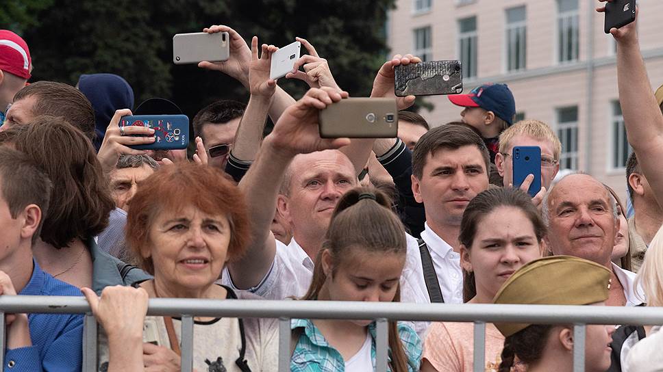 Зрители при проезде бронетехники по площади Ленина
