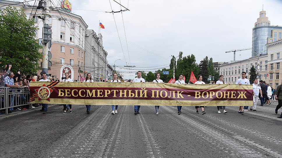 После завершения парада по площади Ленина прошла колонна &quot;Бессмертного полка&quot;