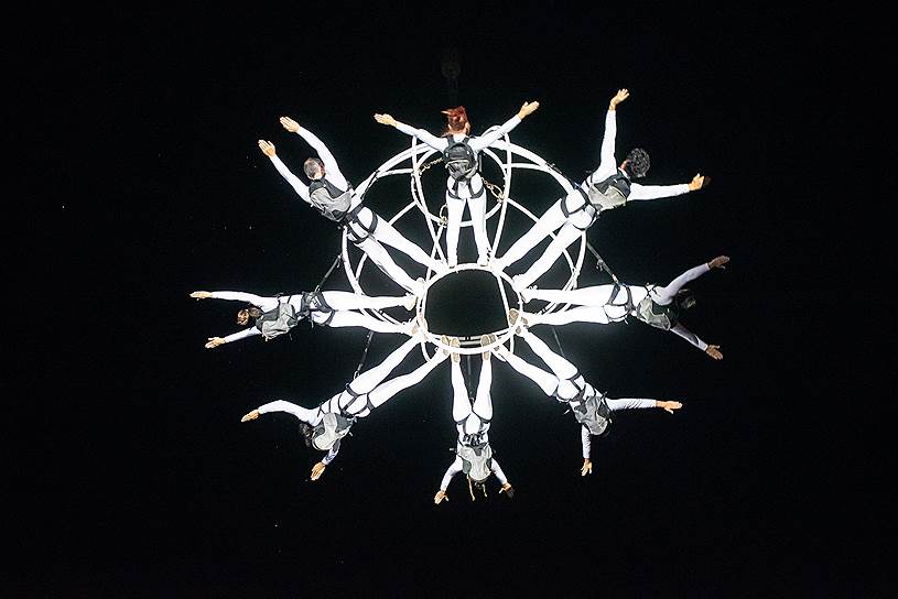 На высоте нескольких десятков метров артисты показали спектакль о космосе и хаосе