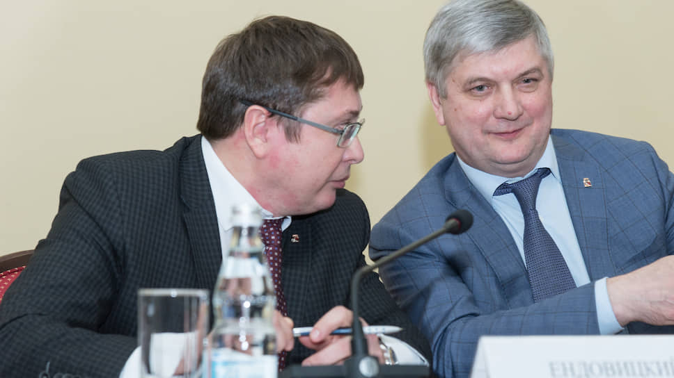 Губернатор Александр Гусев (справа) и ректор ВГУ Дмитрий Ендовицкий на церемонии запуска суперкомпьютера ВГУ