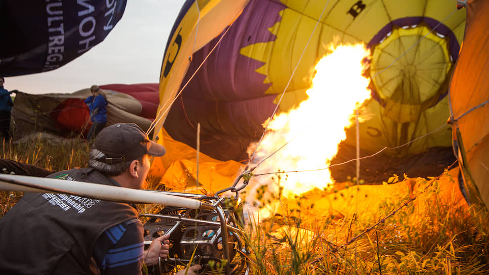 Аэрофестиваль открылся вечером 2 августа в поселке Дубовое, откуда воздушные шары полетели над Белгородским районом