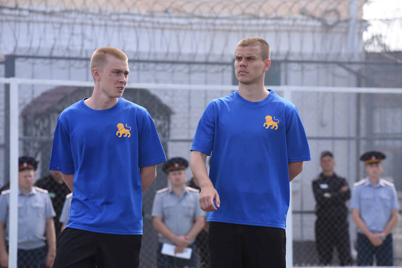 Бывший футболист сборной России Александр Кокорин (справа) и его брат Кирилл перед началом матча
