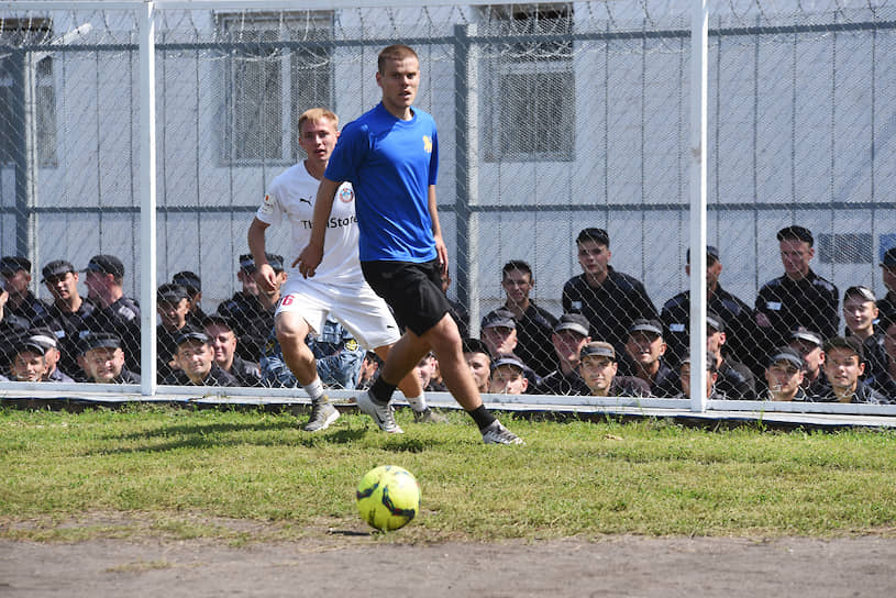 Бывший футболист сборной России Александр Кокорин (справа) во время футбольного матча