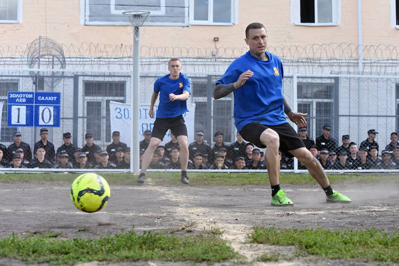 Бывший футболист сборной России Павел Мамаев (справа)  и футболист Кирилл Кокорин во время футбольного матча 