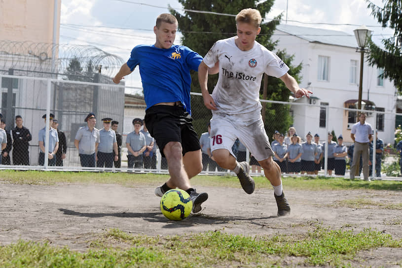Бывший футболист сборной России Александр Кокорин (слева) во время футбольного матча 