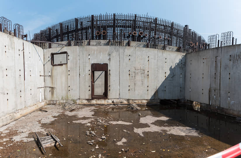 К моменту остановки строительства уже полностью было готово первое реакторное отделение и начато строительство второго (на фото)