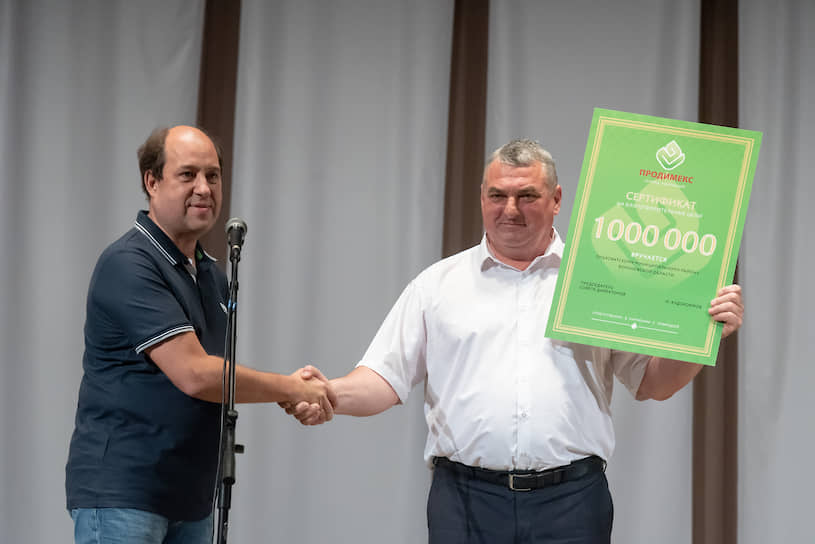 Глава Ольховатского муниципального района Геннадий Берченко (справа) получил от предприятия сертификат на 1 млн рублей