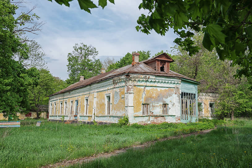 Усадьба расположена на хуторе Эртель (Лаптевка) Верхнехавского района. Она основана в XIX веке рядом с деревней Васильевка