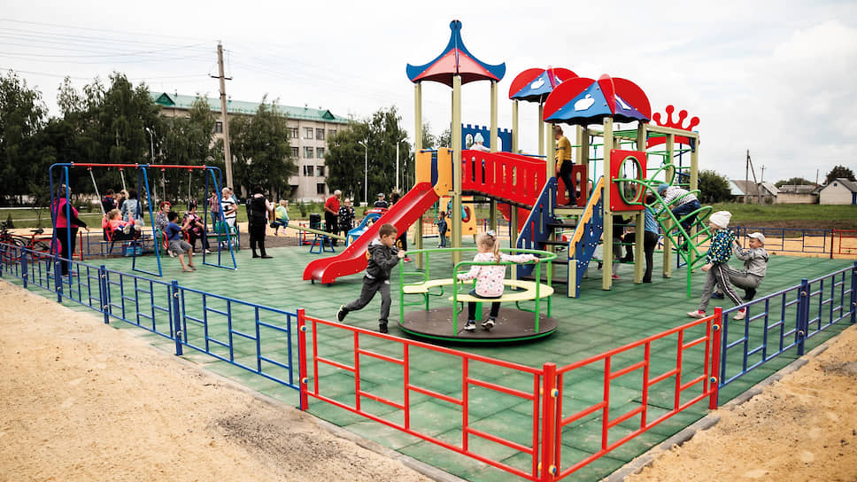 Новая детская площадка построена в поселке Комсомолец Тамбовского района