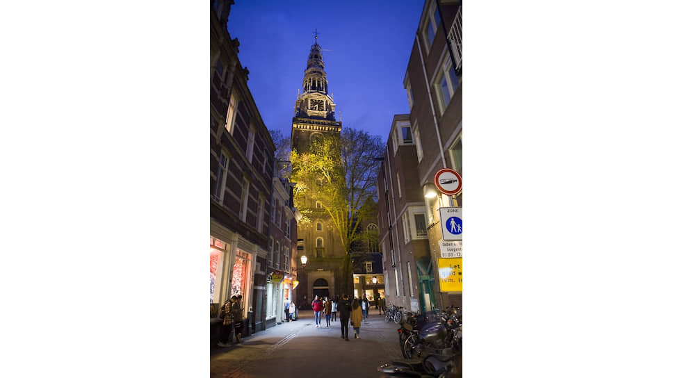  Нидерланды, Амстердам. Oude Kerk (Ауде Керк) — готическая церковь в центре Амстердама, построенная в XIV веке на месте деревянной капеллы.