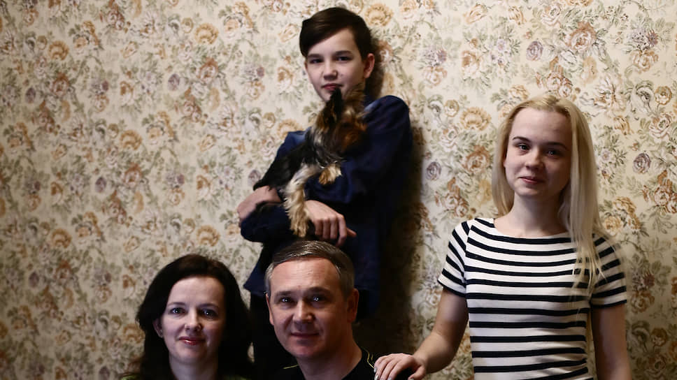 Игорь, Светлана, Руслан и Лера приехали из Украины, они живут в четырехкомнатной квартире в панельной многоэтажке. «Когда  въезжали в эту квартиру, то мама говорила, что мы будем видеться только на кухне»,— говорит дочь Лера