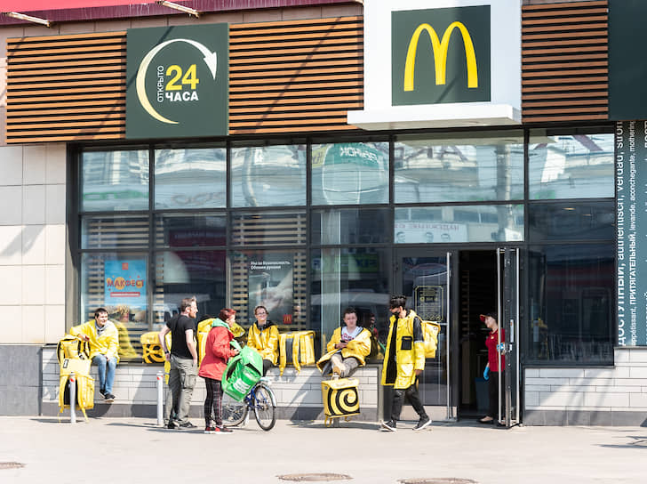 Очередь из курьеров служб доставки заказов Delivery Club и «Яндекс.Еда» возле «Макдоналдса»