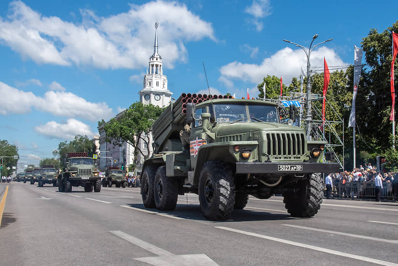 Прохождение боевой техники по площади Ленина