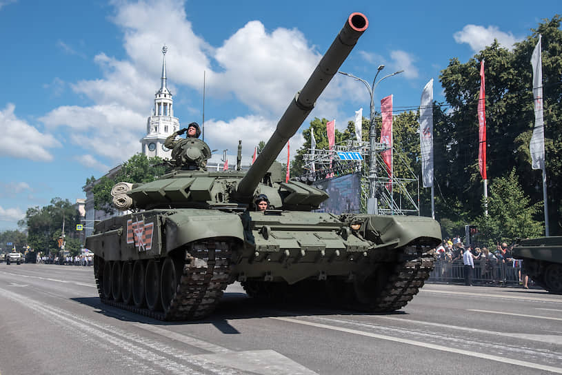 Прохождение боевой техники по площади Ленина