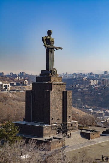 Высота монумента &quot;Мать Армения&quot; составляет 54 м, из них 22 м — это высота статуи. Расположен на самой вершине холма парка Ахтанак.
