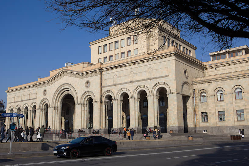 Проект площади Республики выполнил Александр Таманян в 1924 году. Строительство большей части сооружений было завершено к 1950 году, последнее здание — Национальная галерея — было достроено к 1977 году. В нем же находится Музей истории Армении.

