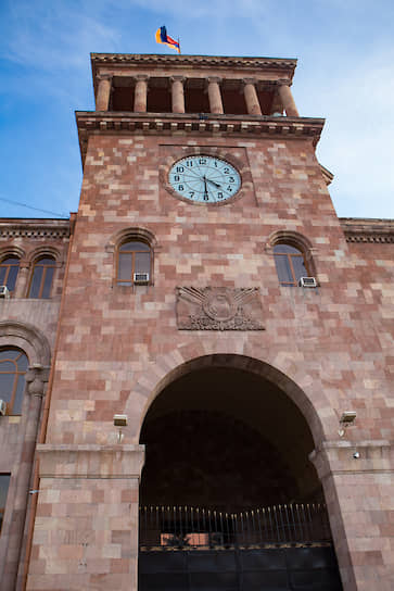 Ворота здания правительства Армении, в котором находится рабочий кабинет премьер-министра республики Армения Никола Пашиняна.

