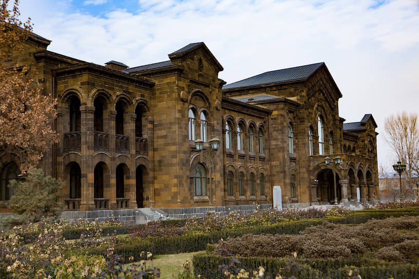 Здесь находится Эчмиадзинский монастырь — резиденция Католикоса всех армян Гарегина II.
