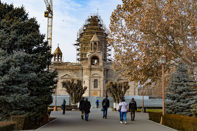 Деревянный собор Эчмиадзина был впервые построен в первые годы IV века и затем перестроен в V и VII веках — уже в камне.
