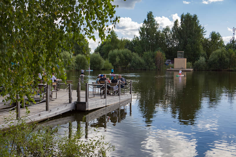 Калужская область, арт-парк Никола-Ленивец, кафе на озере.