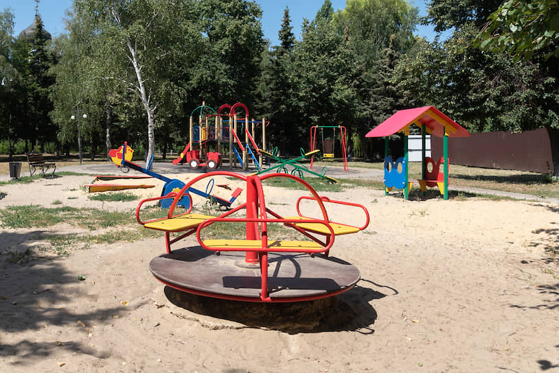 В парке установили детскую и спортивную площадки