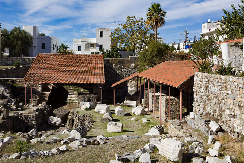 Галикарнасский мавзолей — первый в мире, названный так по имени похороненного в нем карийского царя Мавсола.