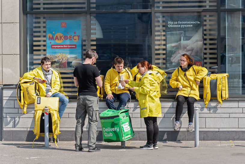Апрель. Всеобщая самоизоляция привела к буму услуг по доставке еды в Черноземье. На фото: курьеры служб доставки Delivery Club и «Яндекс. Еда» ждут заказов у ресторана «Макдоналдс»