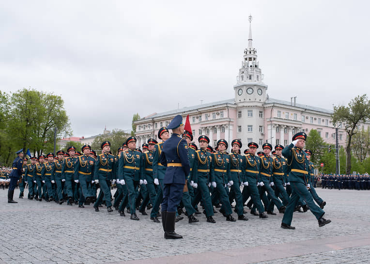 Начало прохождения парадных расчетов по площади Ленина 
