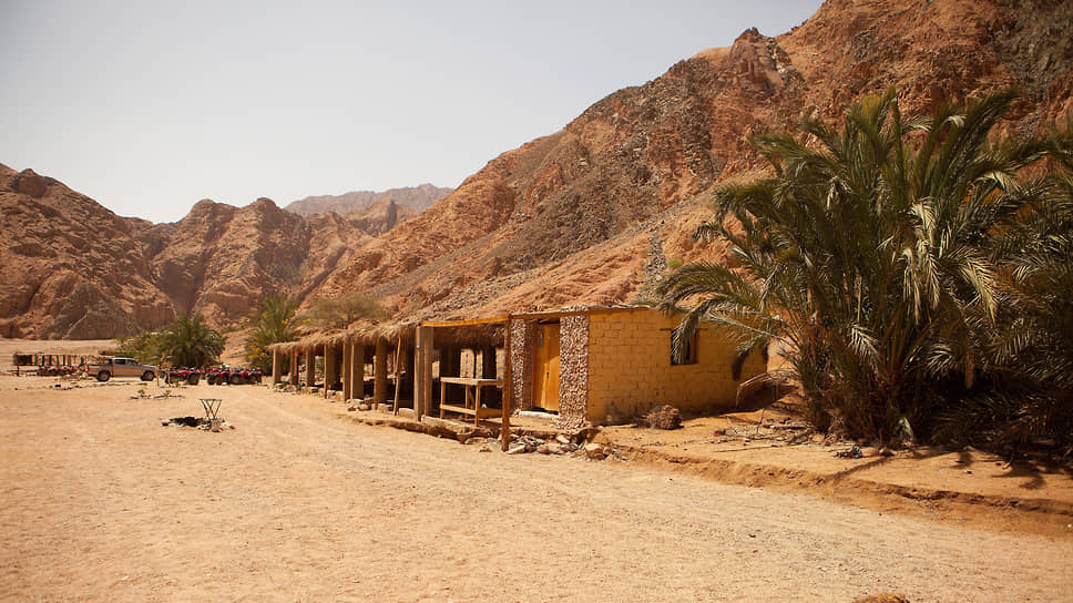 Деревня бедуинов недалеко от Дахаба. Сюда туристов привозят, чтобы показать быт пустынных территорий и угостить местным чаем.