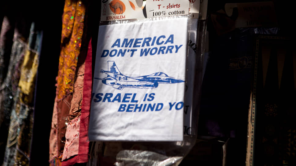 Израиль, Иерусалим. Базарные ряды, футболка с надпись America don&#39;t worry, Israel is behind you (в переводе с английского &quot;Америка, не волнуйся, Израиль позади тебя&quot;)