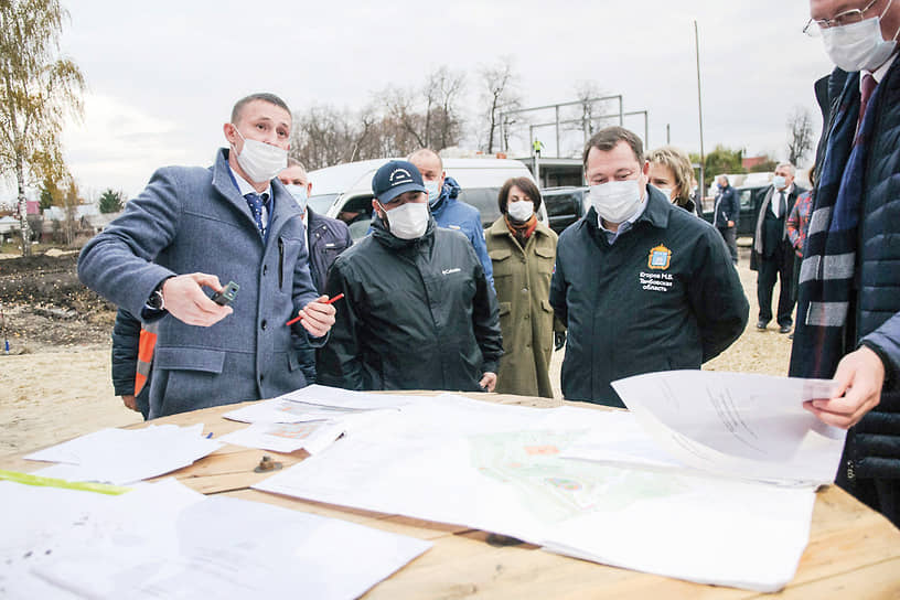 Руководитель региона Максим Егоров во время визитов в города и районы области обязательно изучает планы по благоустройству парков и скверов